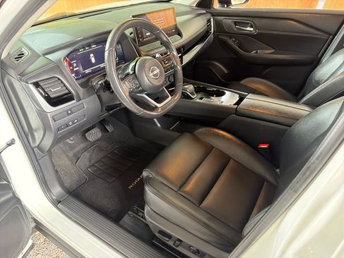Used 2024 Nissan Rogue SL FWD image 2