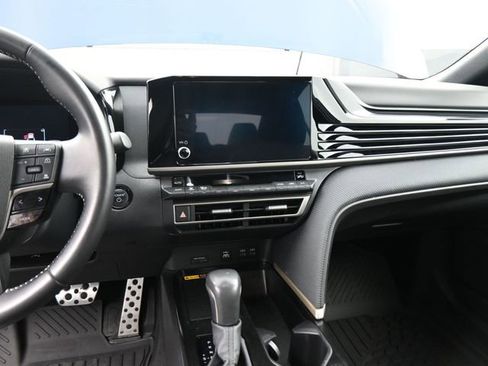 Used 2025 Toyota Camry SE image 28