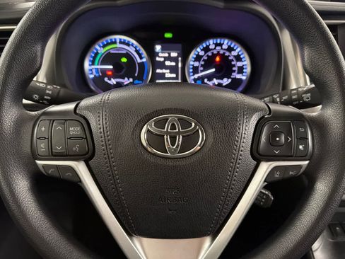 Used 2019 Toyota Highlander LE AWD/4WD image 23