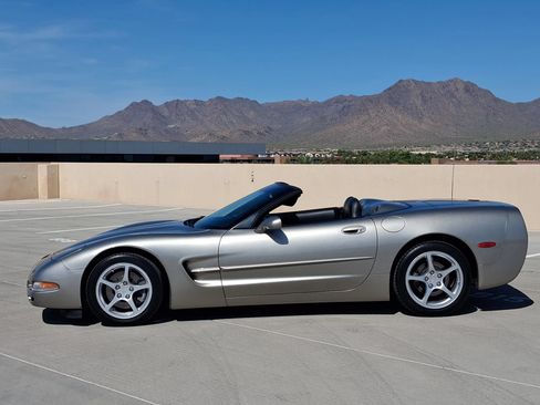 Used 2000 Chevrolet Corvette Convertible w/ Memory Pkg RWD image 2