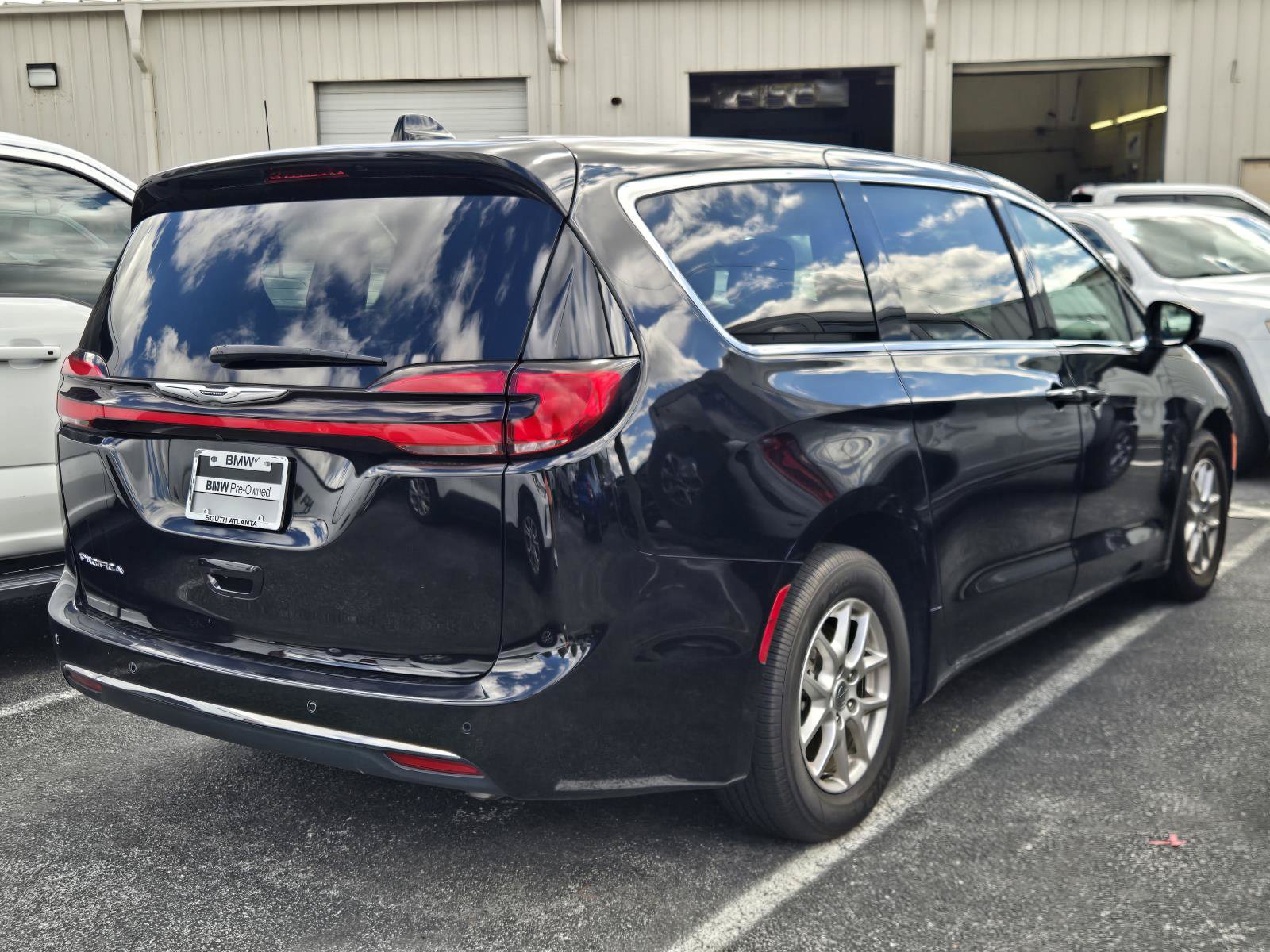 Used 2024 Chrysler Pacifica Touring-L FWD image 6