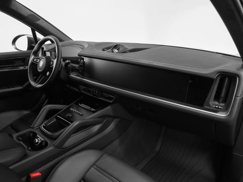 New 2025 Porsche Cayenne Turbo image 33