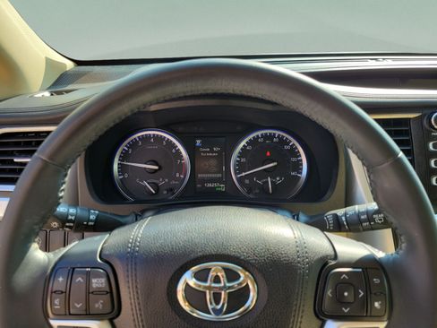 Used 2018 Toyota Highlander XLE FWD image 15