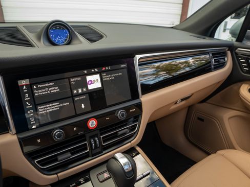 Certified 2025 Porsche Macan image 19