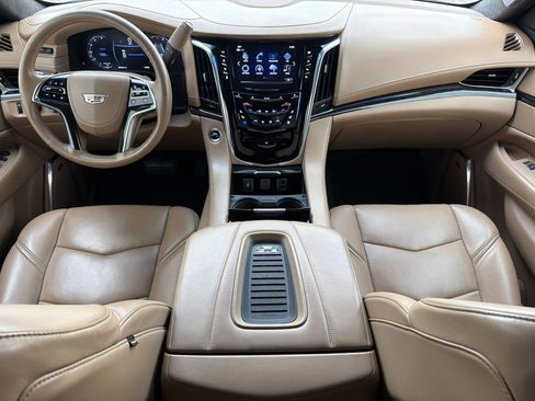 Used 2018 Cadillac Escalade Platinum AWD/4WD image 16
