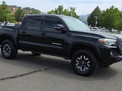 Used 2022 Toyota Tacoma TRD Off-Road w/ Technology Package AWD/4WD image 2
