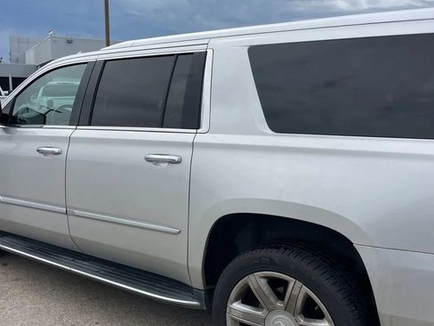Used 2017 Cadillac Escalade ESV Luxury AWD/4WD image 6