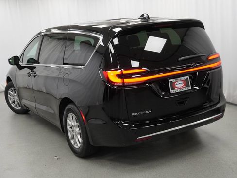 New 2027 Chrysler Pacifica Select FWD image 11