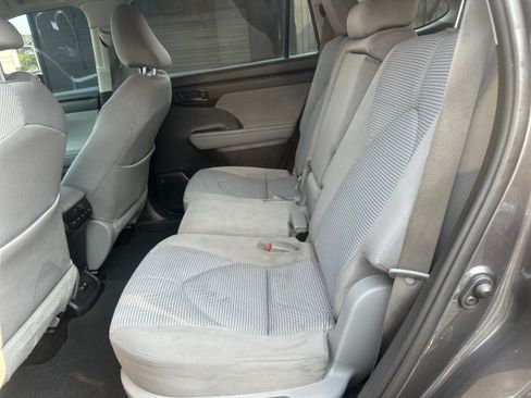 Used 2020 Toyota Highlander LE FWD image 10