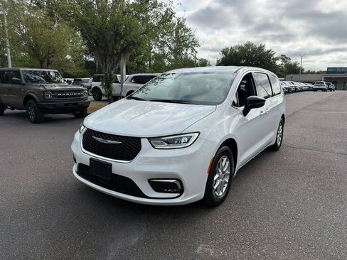 Used 2025 Chrysler Pacifica Select FWD image 1