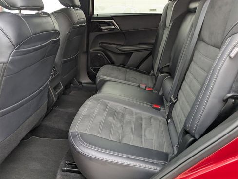 Used 2025 Mitsubishi Outlander SE image 25