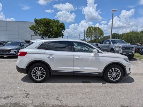 Used 2017 Lincoln MKX Select w/ Select Plus Package AWD/4WD image 3