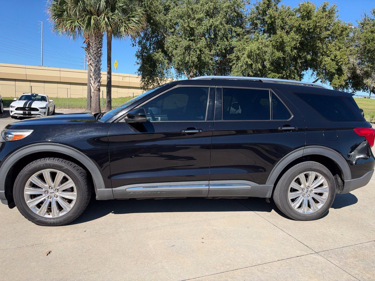 Used 2020 Ford Explorer Limited w/ Class III Trailer Tow Package AWD/4WD image 2