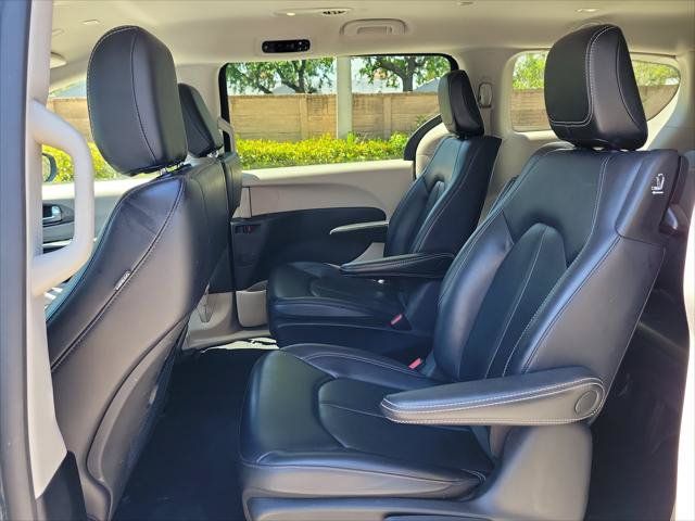 Used 2023 Chrysler Pacifica Touring-L FWD image 15