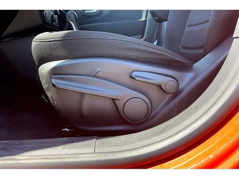 Used 2021 Jeep Renegade Latitude FWD image 28