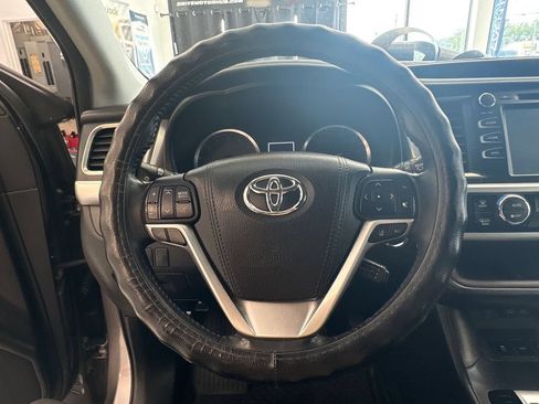 Used 2017 Toyota Highlander XLE AWD/4WD image 17