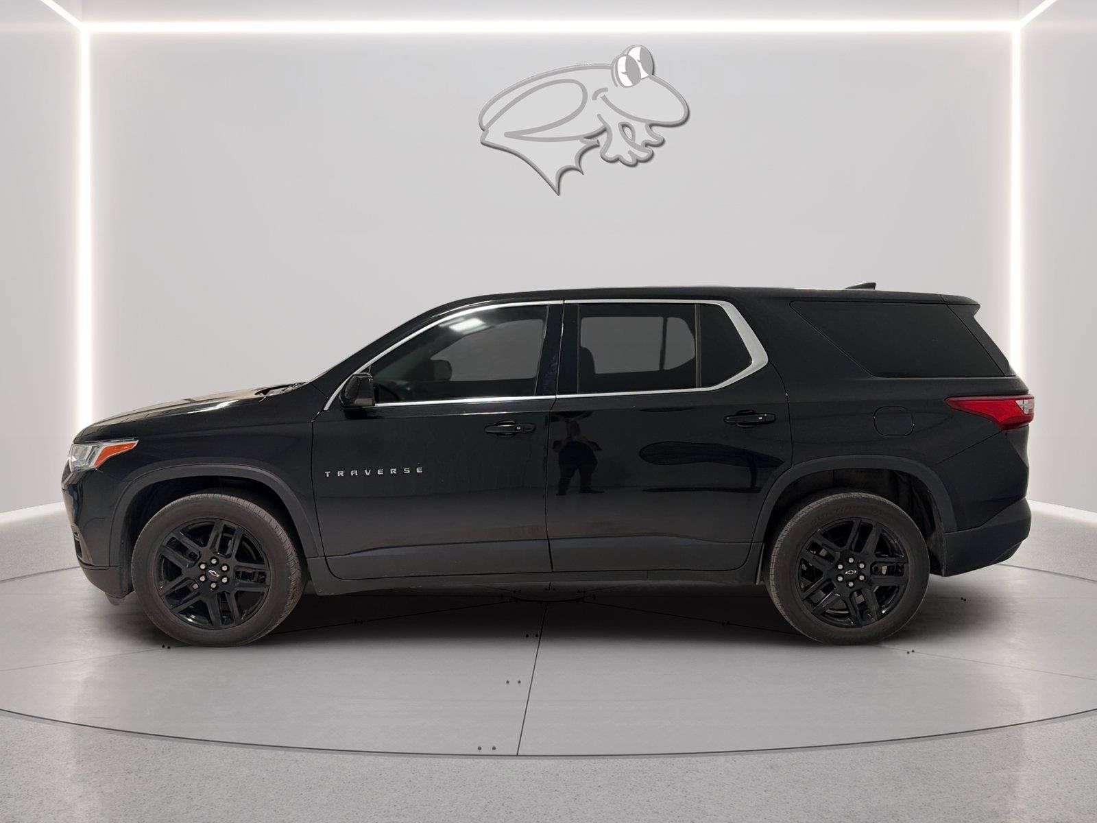 Used 2021 Chevrolet Traverse LS FWD image 2