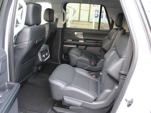 New 2025 Ford Expedition Max Platinum w/ Driver's Package image 18