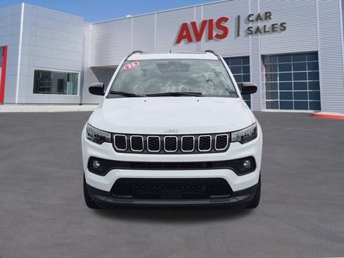 Used 2025 Jeep Compass Latitude w/ Sun & Sound Group AWD/4WD image 2