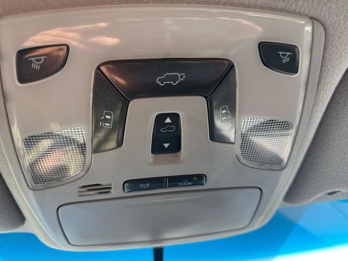 Used 2012 Toyota Sienna SE image 21