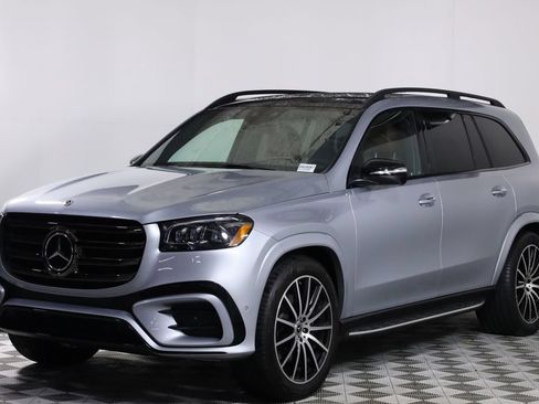 Used 2025 Mercedes-Benz GLS 450 4MATIC image 3