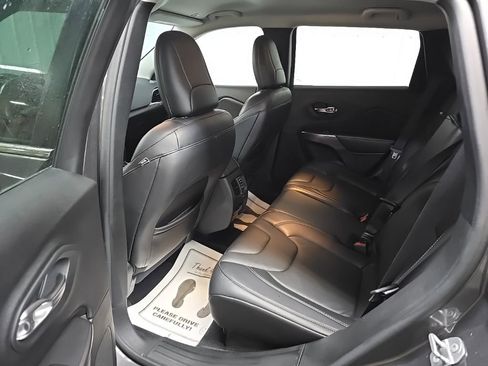 Used 2019 Jeep Cherokee Limited image 29