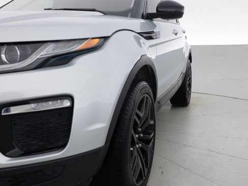 Used 2017 Land Rover Range Rover Evoque SE image 12