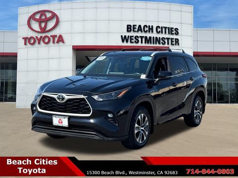 Used 2023 Toyota Highlander XLE AWD/4WD image 6