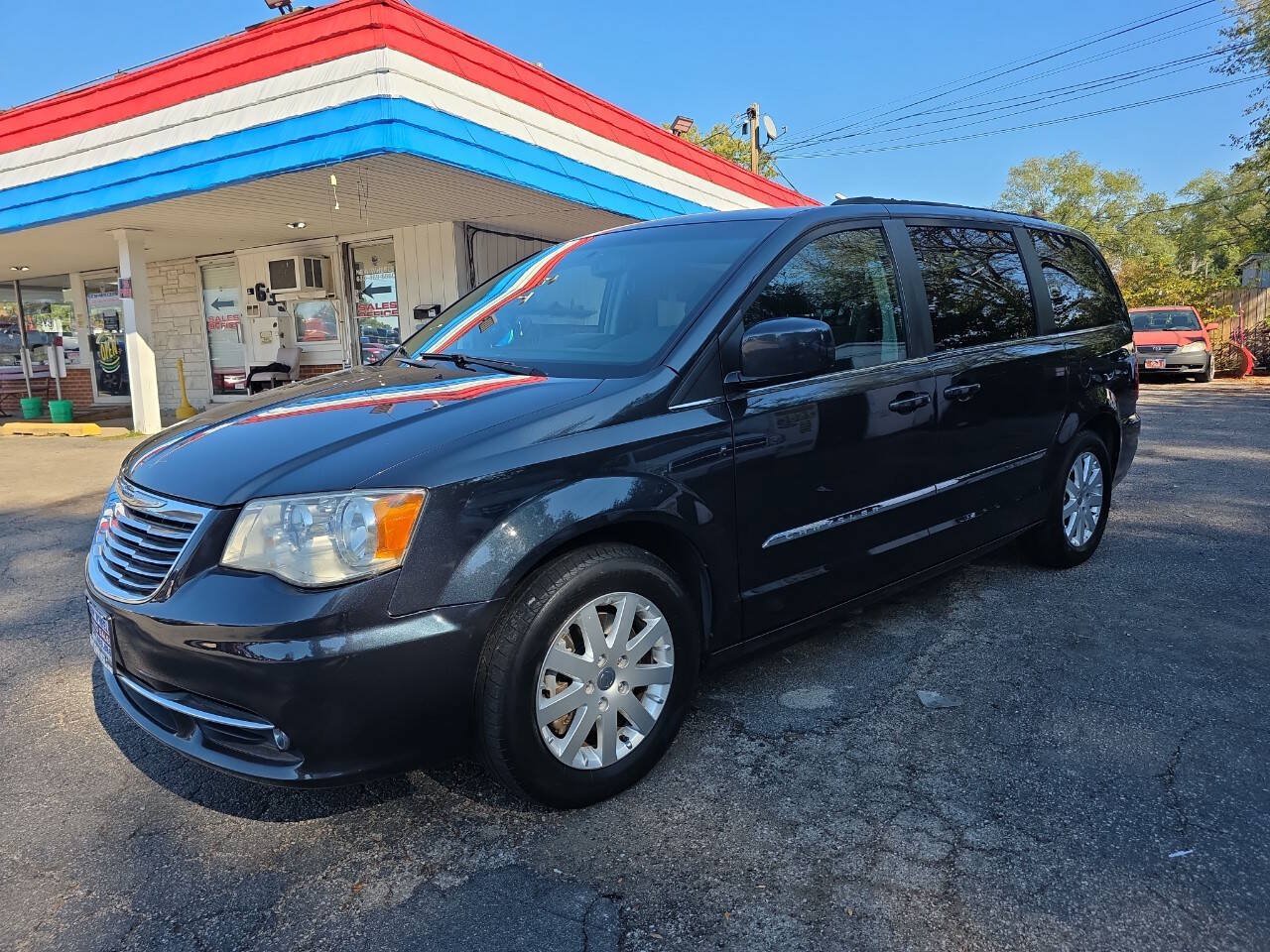 Used 2014 Chrysler Town & Country Touring FWD image 2