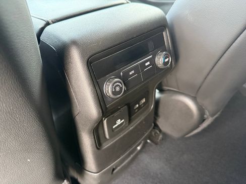 Used 2023 GMC Acadia SLT image 13