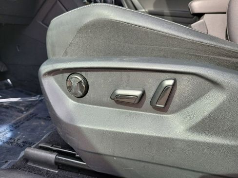 Used 2020 Volkswagen Tiguan SE image 19