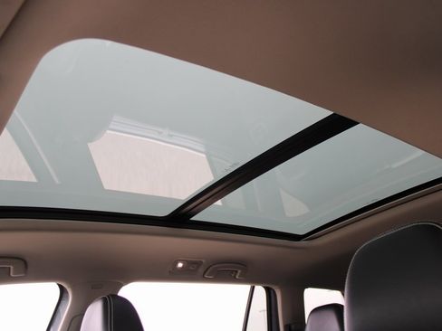 Used 2022 Volkswagen Atlas SEL R-Line image 18