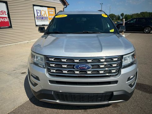 Used 2016 Ford Explorer XLT w/ Equipment Group 202A AWD/4WD image 2