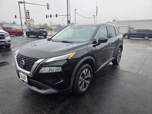 Used 2021 Nissan Rogue SV image 2