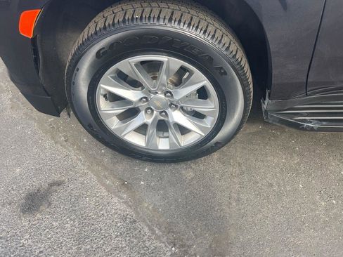 Used 2023 Chevrolet Suburban Premier image 36