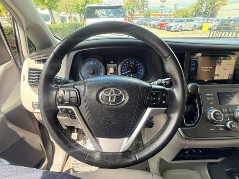 Used 2015 Toyota Sienna XLE Premium image 26