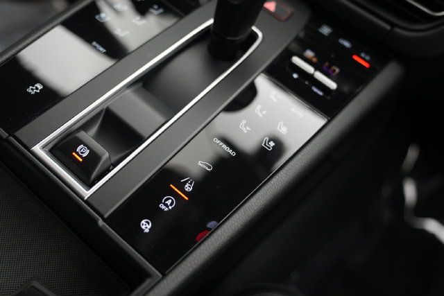 Certified 2026 Porsche Macan AWD/4WD image 47