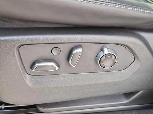 Used 2025 Cadillac Escalade Sport Platinum image 18