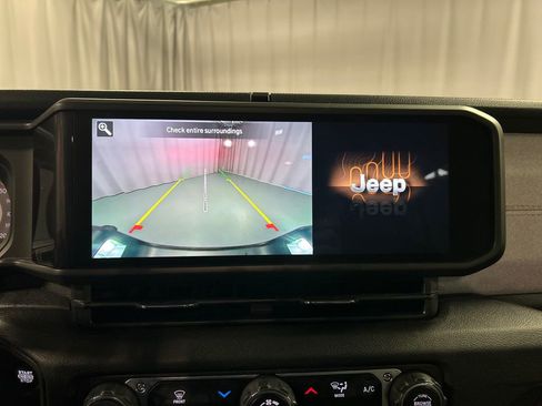 Used 2024 Jeep Gladiator Sport AWD/4WD image 18