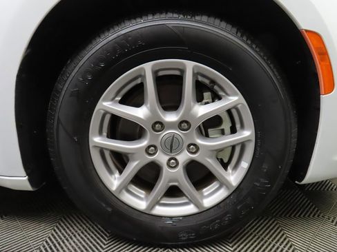Used 2024 Chrysler Pacifica Touring-L FWD image 10