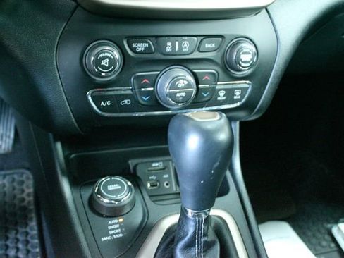 Used 2018 Jeep Cherokee Latitude w/ Comfort & Convenience Group image 17