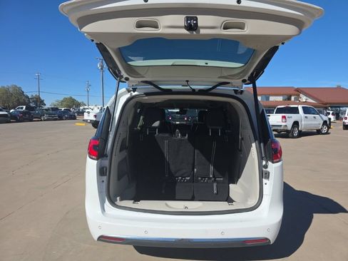 Used 2023 Chrysler Pacifica Touring-L FWD image 5