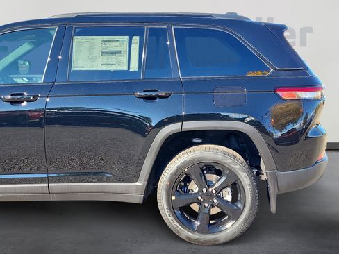 New 2025 Jeep Grand Cherokee Limited w/ Black Appearance Package image 4