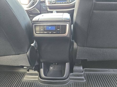 Used 2018 Toyota Highlander XLE AWD/4WD image 24