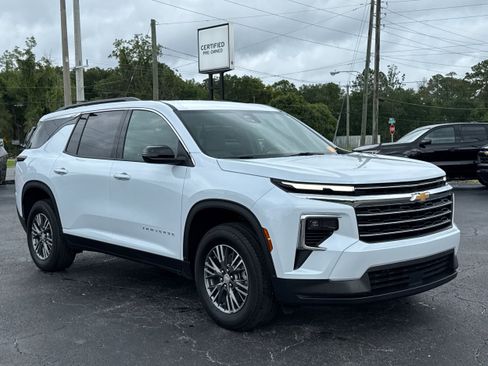 Used 2026 Chevrolet Traverse LT FWD image 2