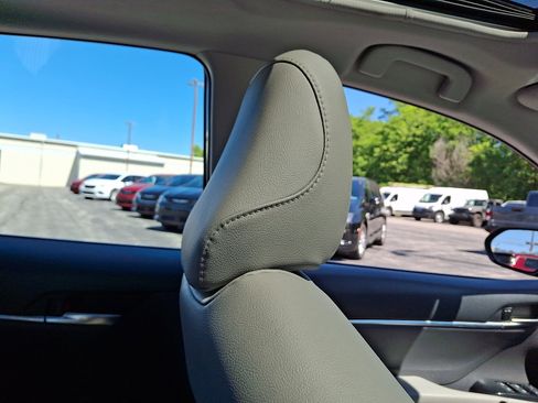 Used 2019 Toyota Camry SE w/ Convenience Package FWD image 14