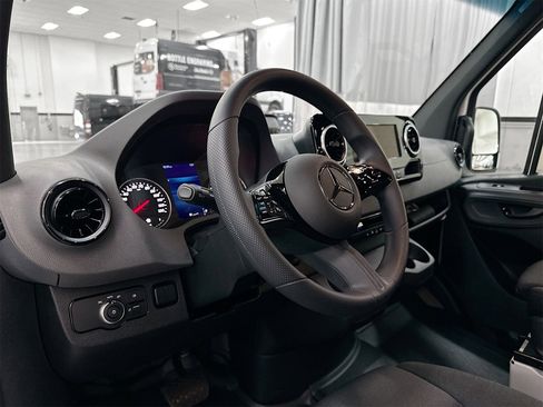 Used 2025 Mercedes-Benz Sprinter 2500 image 10