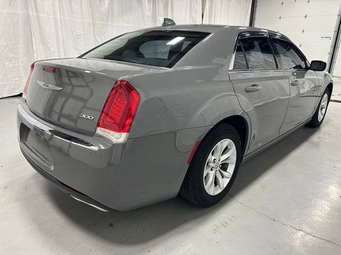 Used 2019 Chrysler 300 Touring RWD image 7