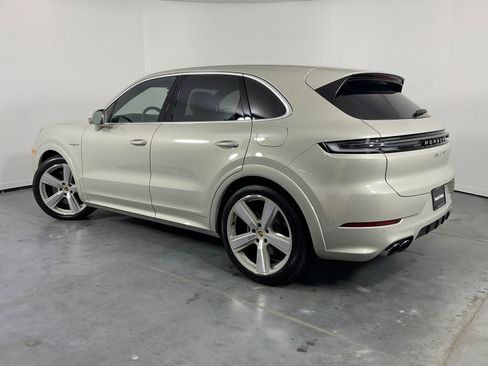 Used 2024 Porsche Cayenne Turbo image 3
