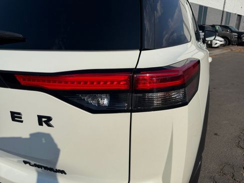 Used 2024 Nissan Pathfinder Platinum FWD image 31